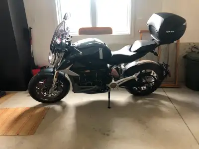 2021 SR/F Zero Motorcycle Excellent condition with low km. Comes with Shad SH39 Top Box and tinted w...