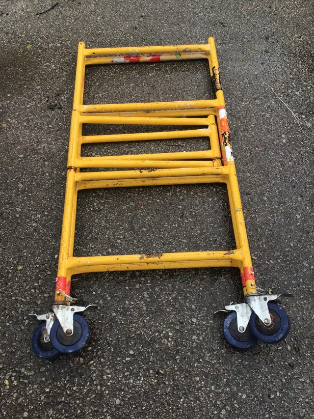 4 ft H Metaltech Steel Folding Scaffold Work Platform / 500 Lbs. in Ladders & Scaffolding in Oakville / Halton Region - Image 4