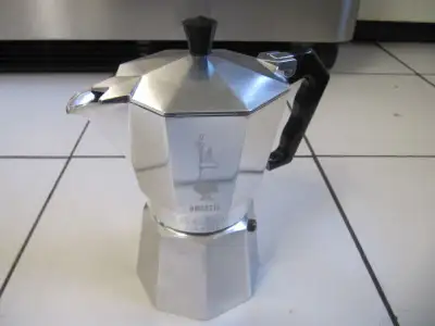 Up for sale is a classic Bialetti Model 281 3-6 cup Moka Express espresso coffee maker in excellent...