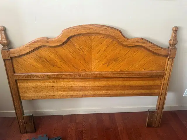Solid Oak Queen Headboard in Beds & Mattresses in Strathcona County - Image 2