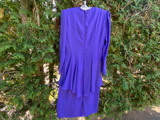 Beautiful purple special occasion dress. in Wedding in Medicine Hat - Image 2