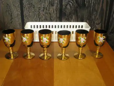 Six mini-coupes vintage avec fleurs neuves.