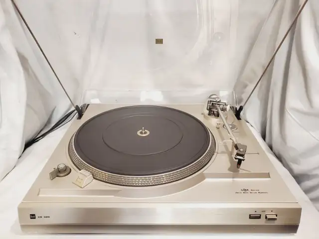 vintage dual CS-508 turntable record player in Stereo Systems & Home Theatre in Mississauga / Peel Region - Image 2