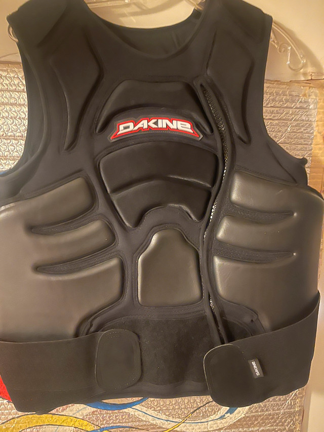 DaKine impact vest - X-Large in Water Sports in Edmonton - Image 2