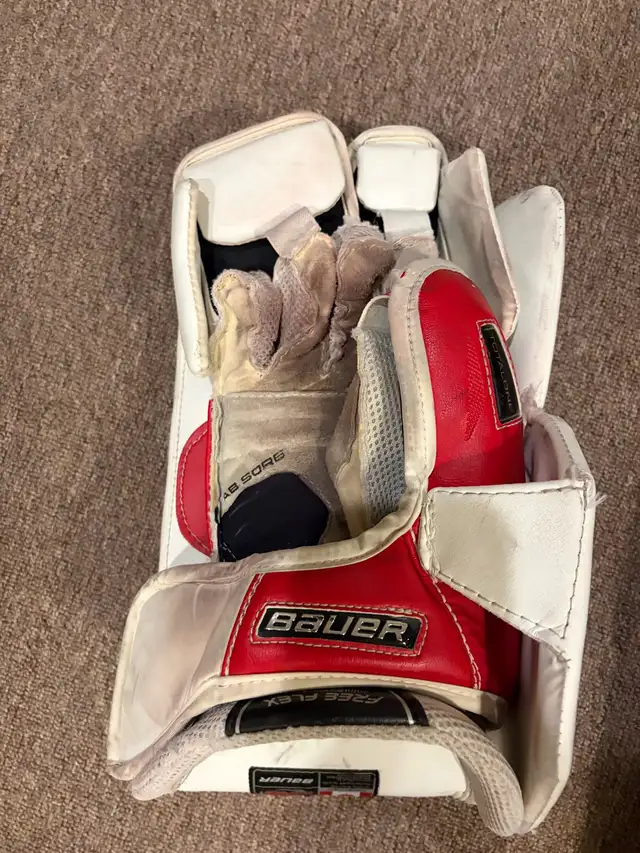 Bauer Goalie Equipment in Hockey in Markham / York Region - Image 4