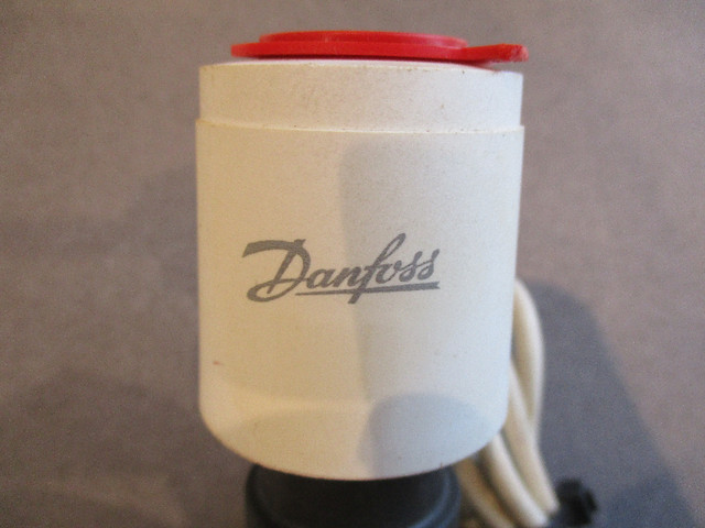 Danfoss TWA-A NC 088H3110 24 Volt Actuator + 013G8042 Valve. in Heating, Cooling & Air in Calgary - Image 4