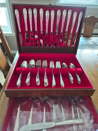 77 piece vintage silver plate flatware. Exceptional excellent condition. Some pieces used a couple o...