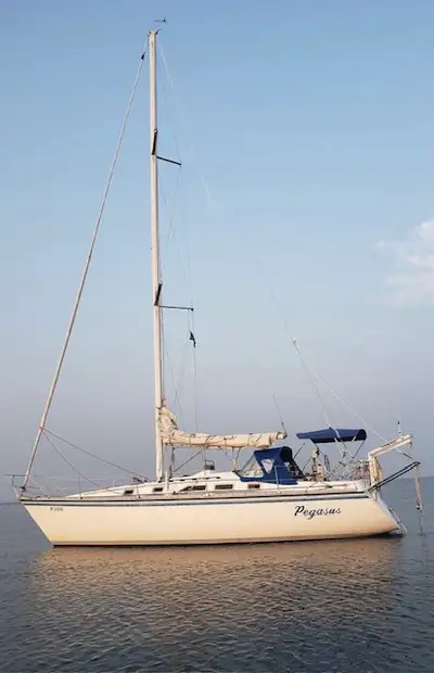 1984 Hunter 34’ Sailboat Sleep 6 Hot Water Tank and shower in a good working condition Main and head...