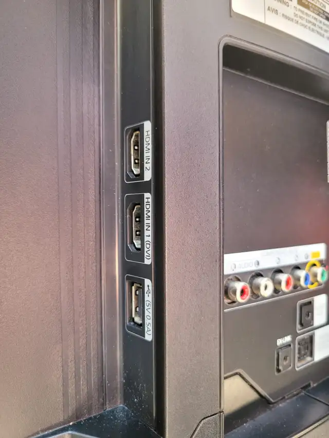 37" Samsung NON Smart Television in TVs in Oshawa / Durham Region - Image 3