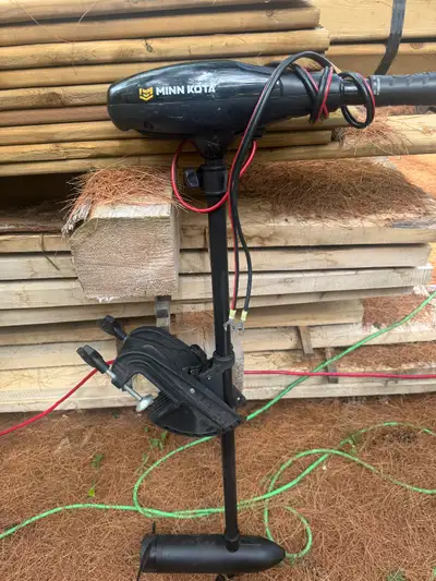 Endura max minnkota 45 lbs Great shape. Come with a basically new marine battery. 450 for the packag...