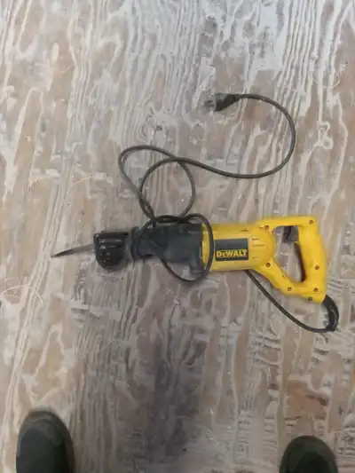 DeWalt Saw Pick up in Tillsonburg * selling for my dad please contact him Call or Text 519-520-4818