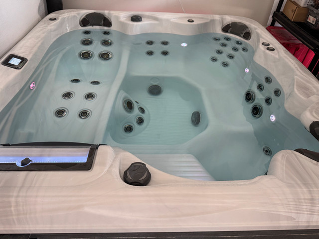 Artesian Spa 6 Person Hot Tub for sale in Hot Tubs & Pools in Barrie - Image 2