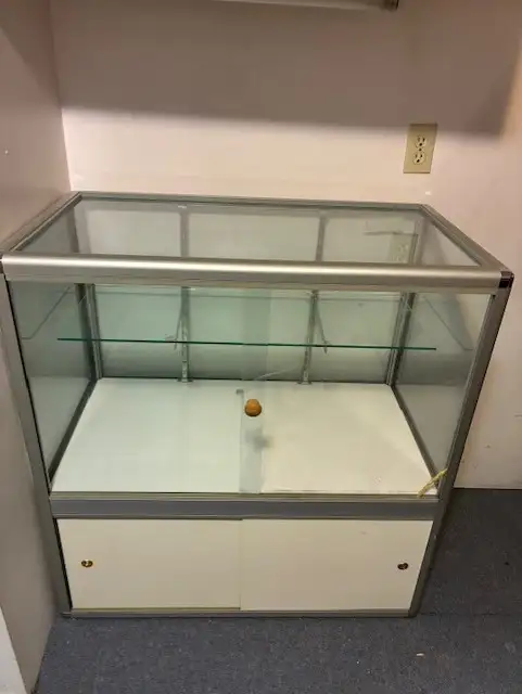 Tv cabinet nice condition $ 35 in TV Tables & Entertainment Units in Winnipeg - Image 4