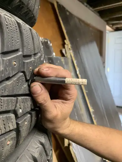 4 Pneus d'hivers 215-60-R16 Marque IRONMAN cloutés presque neuf.