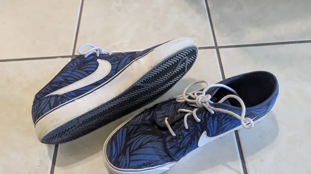 Nike Toki Sneakers Men's size 9.5 in Men's Shoes in Edmonton - Image 2