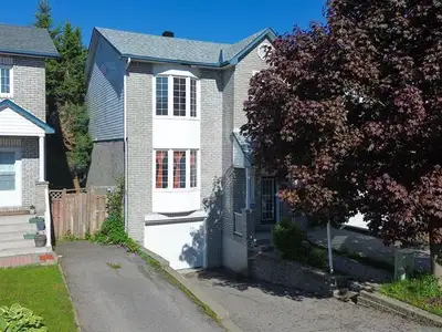 Single House. Fenced. Buses 25 mins to Ottawa Univ, downtown Ott