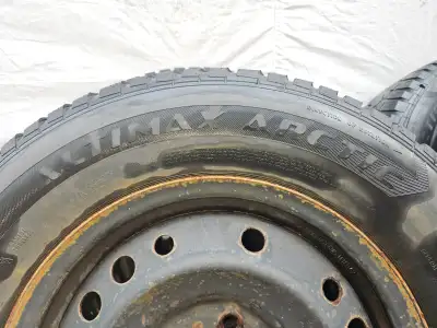 Pneus Tires General Altimax Arctic 225/70r16 sur rims Honda Odyssey 2008 bolt pattern 5x120. Tread 4...