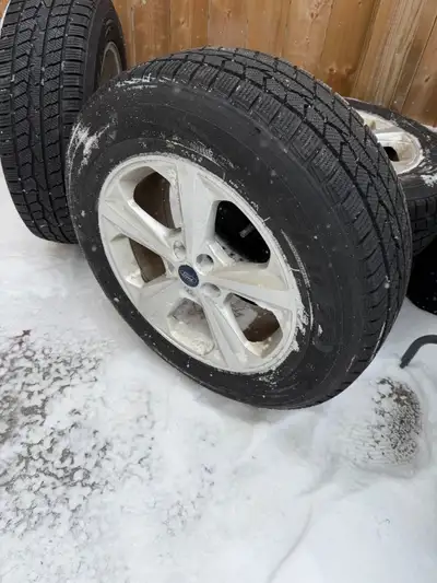 235 65 18. Tpms sensors. 5x108 bolt pattern