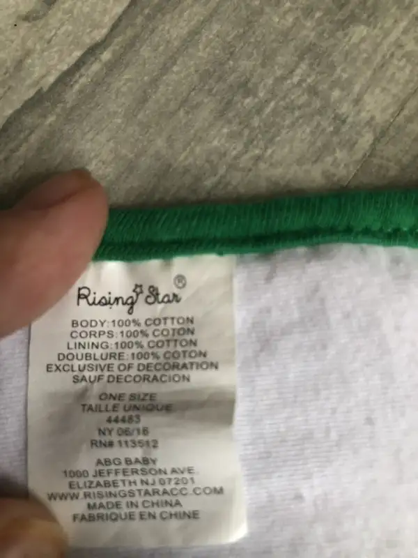 Christmas Tuque and Matching Bib in Clothing - 0-3 Months in Gatineau - Image 3