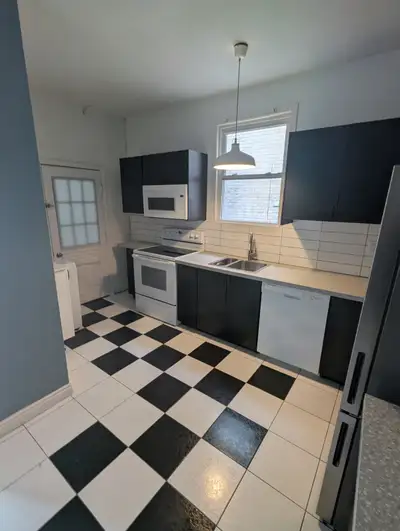 1 bedroom unit in a beautiful Victorian Duplex. Features hardwood floors, large bedroom, high ceilin...