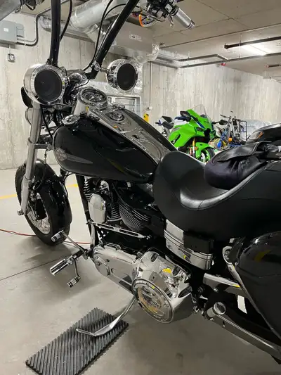 Je vends ma magnifique Harley-Davidson Dyna noire, une moto puissante en excellente condition qui af...