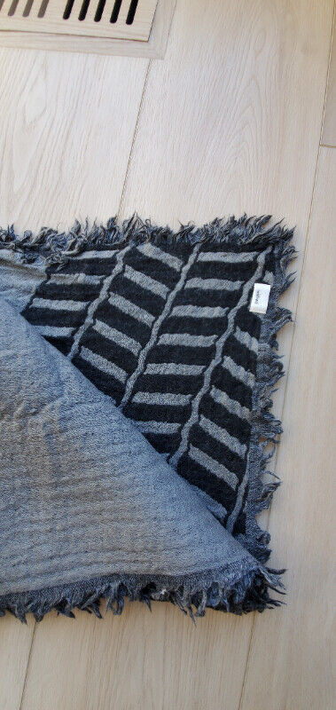 ARITZIA BLANKET SCARVES in Women's - Tops & Outerwear in Calgary - Image 4