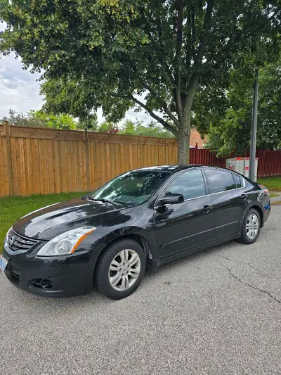 Selling my trusty 2012 Nissan Altima with 282,000 km on it. This car has never given me a single pro...