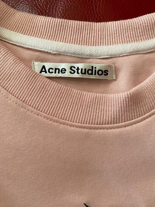 Acne Studios Long sleeve T-Shirt  dans Femmes - Hauts et vêtements d'extérieur  à Delta/Surrey/Langley - Image 4
