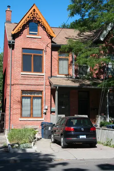 *Victorian Beauty* – 1 Bdr, Den in Deluxe Basement (TO Downtown)