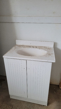 Bain moulé complet, Toilettes formats variés , Vanité et lavabo