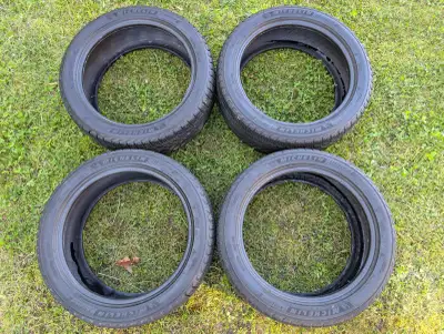 4 PNEUS D’HIVER DE MARQUE MICHELIN X-ICE SNOW 235/45R18 (BON ÉTAT) 4 pneus d’hiver de marque MICHELI...