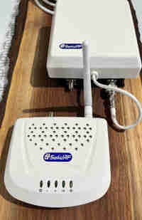 Cell phone and Signal Booster / Amplificateur de signal