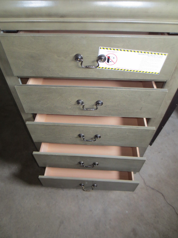 Meuble commode neuve bois,bureau chambre 5 tiroirs vert 30X 48 dans Meubles de télé et unités de divertissement  à Thetford Mines - Image 2