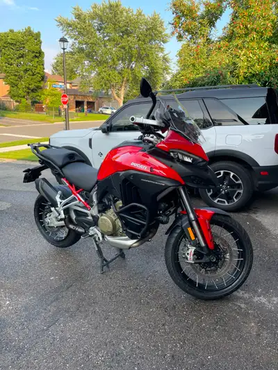 V4S Travel and Radar Package Spoke wheels ,Travel Panniers (cases) Center Stand Extras include Puig...