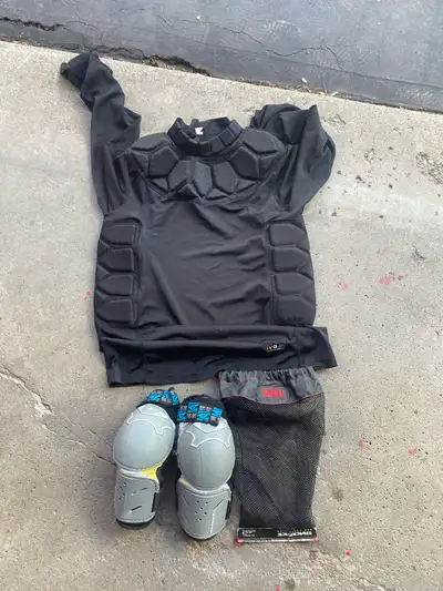 Padded shirt and race face elbow pads. Men’s large. Santa Cruz Specialized Trek