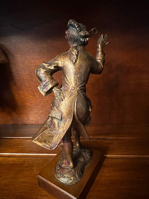 Vintage Italian noble man figurine bronze finish with wood base dans Art et objets de collection  à Ville de Montréal - Image 4