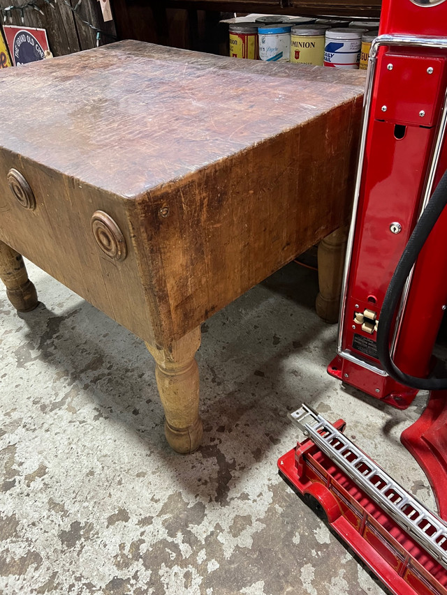 Huge solid oak butcher block  in Arts & Collectibles in Edmonton - Image 2