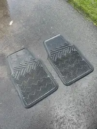 Universal front vehicle rubber floor mats