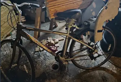 Vélo norco en aluminium bon état cadre 16" roues 28" ou 700 c'est un hybride vient avec le banc de b...
