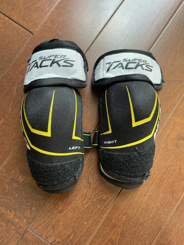 Hockey Elbow pad CCM Super Tracks D30 Youth Large  in Other in Calgary - Image 2