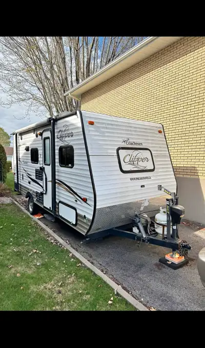 À vendre : Roulotte Clipper 2016, 17 pieds - Parfaite pour une famille ! Caractéristiques : • Coucha...