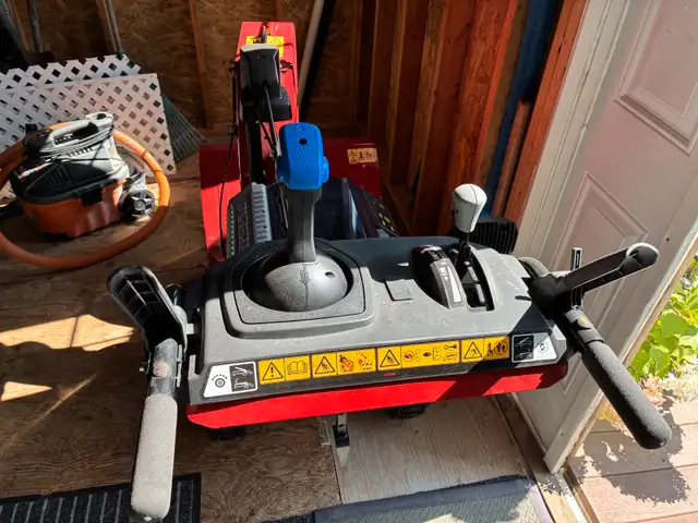 SOUFFLEUSE À NEIGE TORO 24’’ POWER MAX 2 BATTERIES 60A in Snowblowers in West Island - Image 7