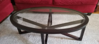 Grande table de salon ovale, en bois et en verre/Coffee table