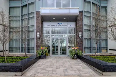 2 BEDROOM AND 2 BATH luxury CONDO, LOCATED STEPS FROM WATERFRONT, MARTIN GOOD TRAIL and 15MIN TO DOW...