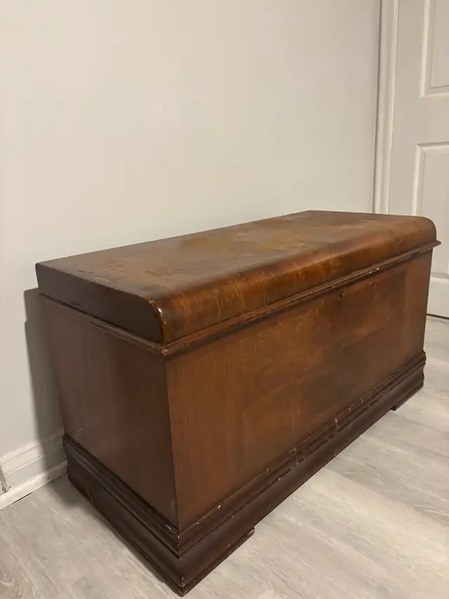 Real Wood - Antique Vintagey Ottoman - Storage Chest, Storage in Hutches & Display Cabinets in City of Toronto - Image 2