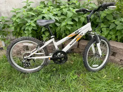 Vend vélo de montagne NORCO 12 vitesses, roue de 20'' pour enfant de 6 a 11 ans. Très peu utilisé, p...