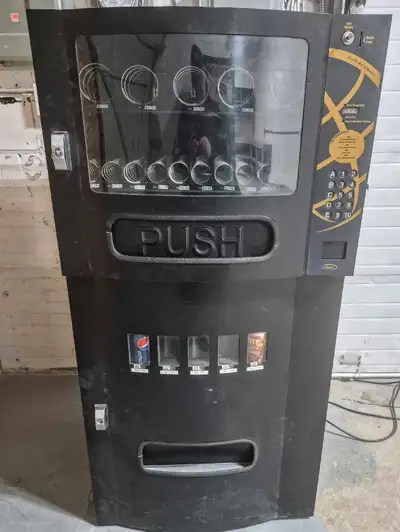 Excellent Conditon.. Snack / Drink vending machine.. coin payment .. $450.. Call or text 204-2288842