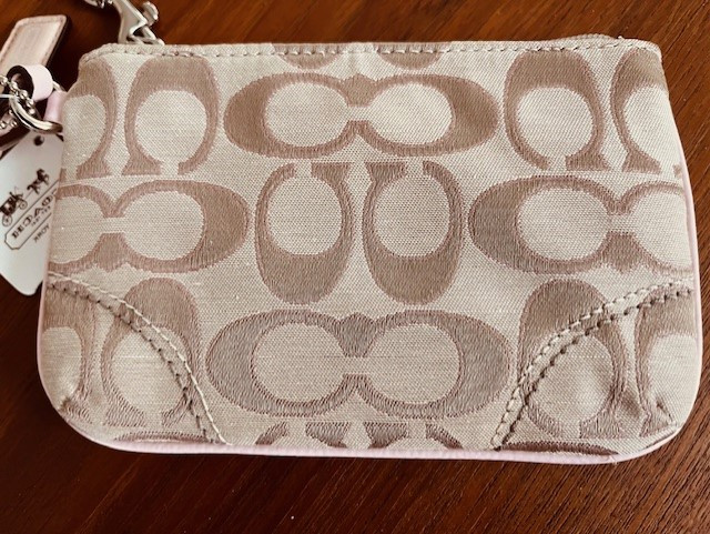 NEW Coach Peyton Womens Signature Khaki/Pink Wristlet in Women's - Bags & Wallets in Norfolk County - Image 3