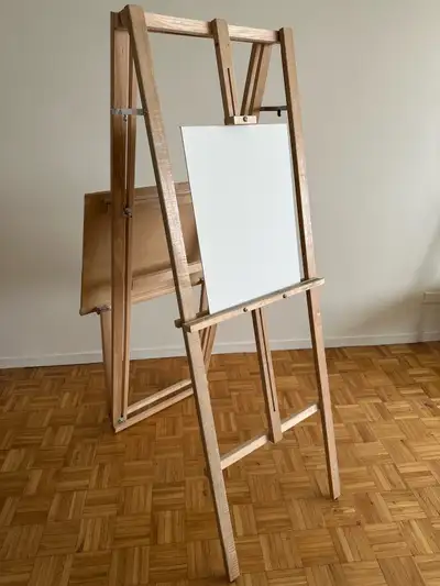 Chevalet en bois. Pliable pour le transport. Ajustable sur la hauteur et en angle, pour différentes...
