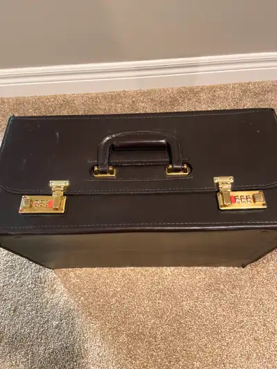 Brown genuine leather briefcase with lock.. Very good condition. Size : Lenght : 18" Width : 8".5 He...